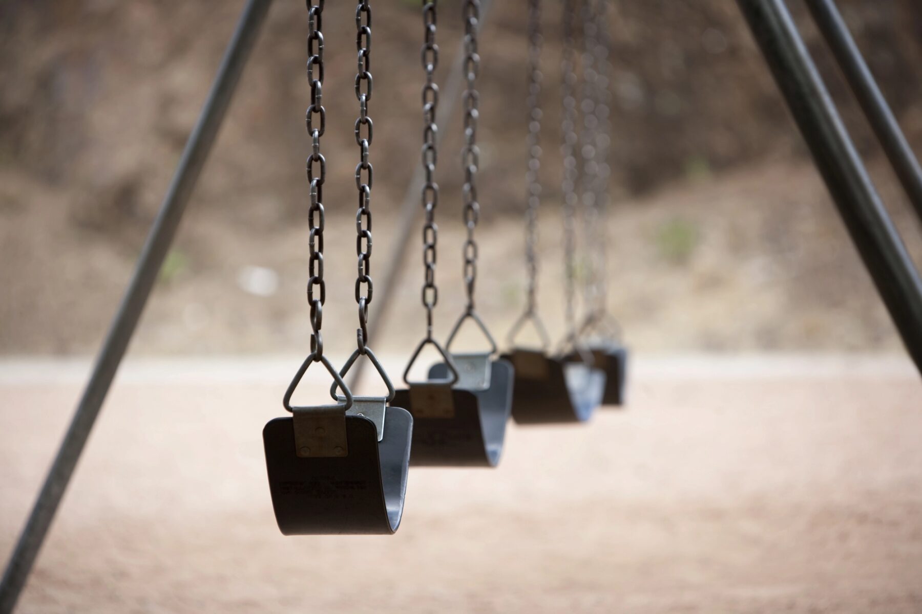 Balançoires d'enfants vides dans un parc
