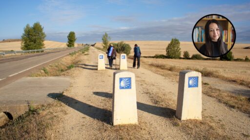 Deux personnes sur le chemin de Saint Jacques de Compostelle