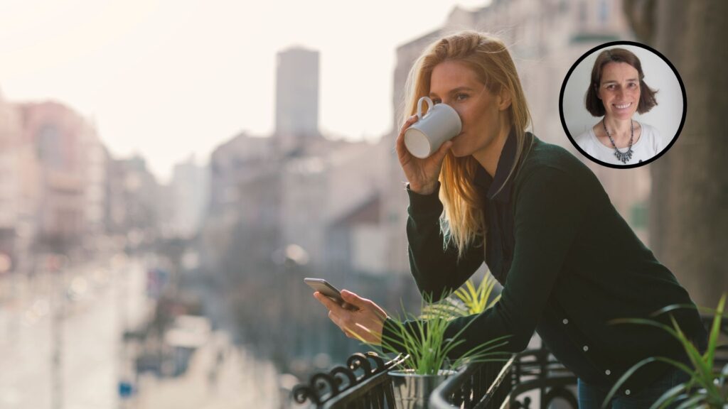 Femme buvant un café seule au balcon