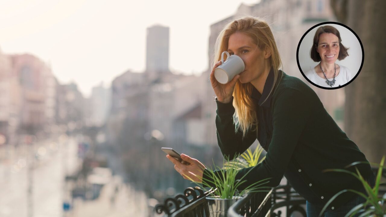 Femme buvant un café seule au balcon