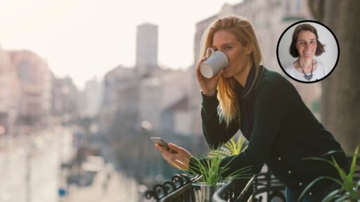 Femme buvant un café seule au balcon