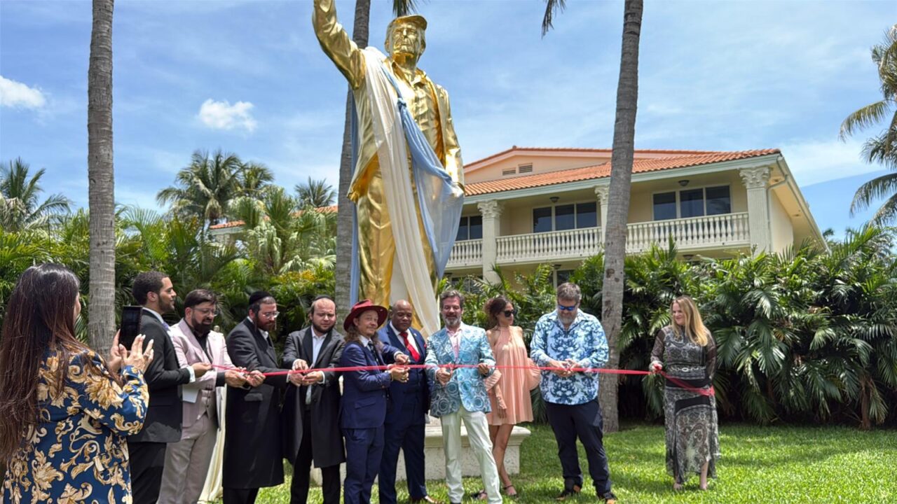 Statue dorée monumentale de Donald Trump bras levé à Doral, Floride