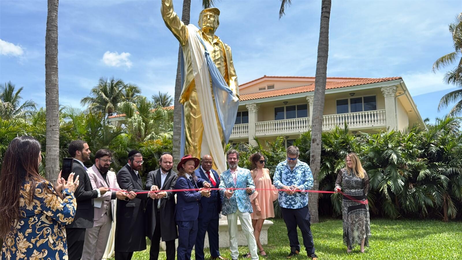 Statue dorée monumentale de Donald Trump bras levé à Doral, Floride