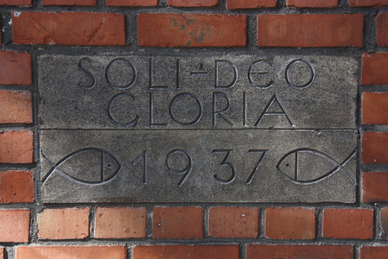 Plaque en pierre avec deux ichthys gravés et l'inscription «Soli Deo Gloria 1937»
