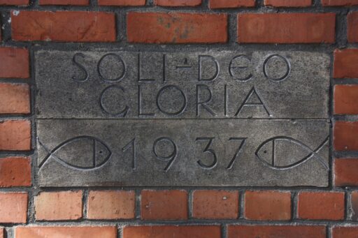 Plaque en pierre avec deux ichthys gravés et l'inscription «Soli Deo Gloria 1937»