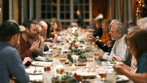 Grande tablée familiale dans une salle conviviale