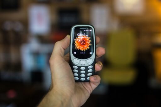Main tenant un téléphone Nokia 3310