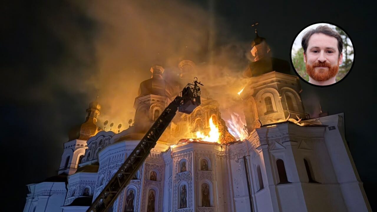 La cathédrale de la Dormition de la Laure des Grottes de Kiev, à Kiev, en Ukraine, en proie aux flammes à la suite de l'attaque russe du 15 juin 2026