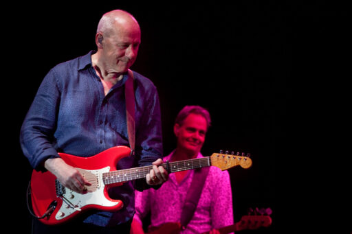 Mark Knopfler jouant de la guitare