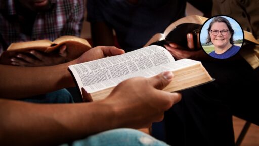 Quelqu'un tient une Bible ouverte dans les mains