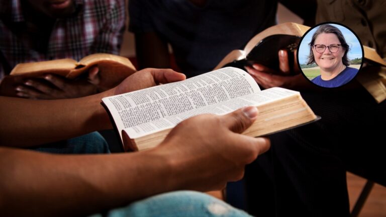 Quelqu'un tient une Bible ouverte dans les mains