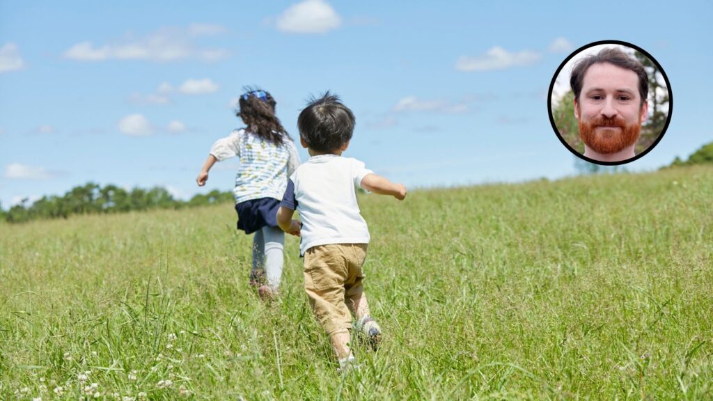 Enfant de dos jouant dans la nature