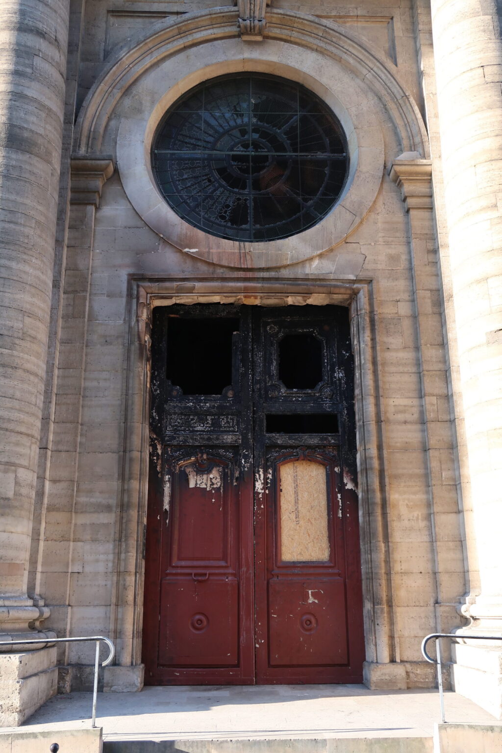 Porte calcinée de l'église Saint-Sulpice après son incendie
