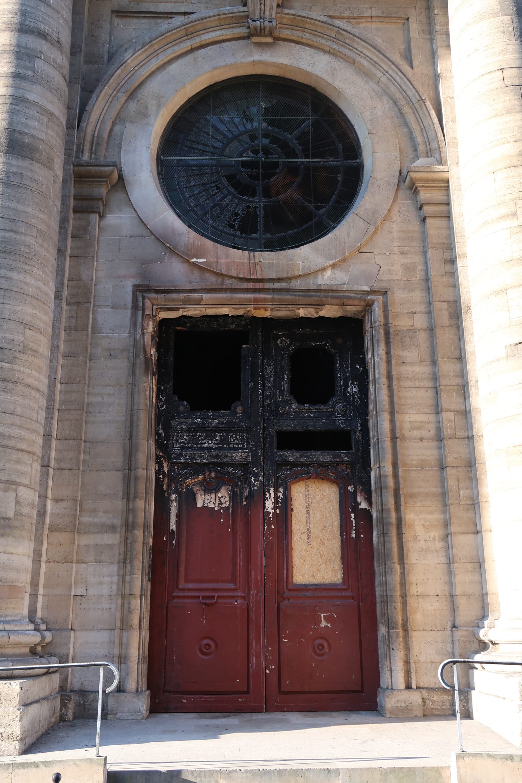 Porte calcinée de l'église Saint-Sulpice après son incendie