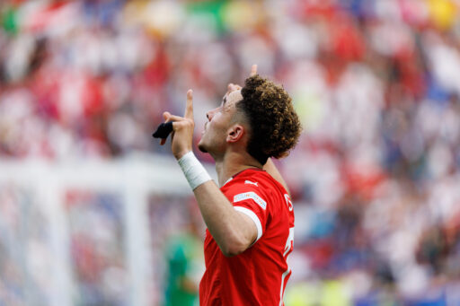Le footballeur suisse Rubén Vargas célébrant un but, doigts pointés vers le ciel