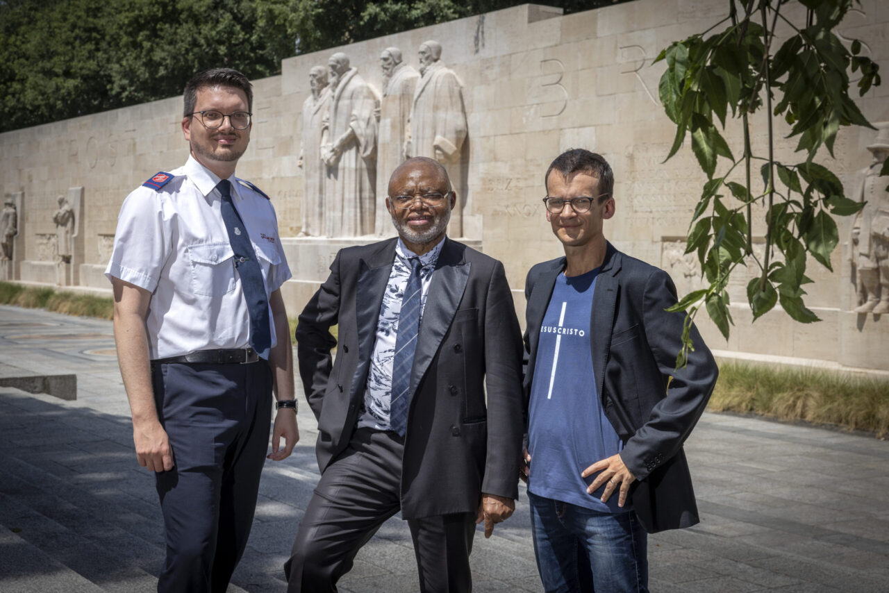 Markus Hofer, Joseph Kabongo et Michael Mutzner devant le Mur des Réformateurs à Genève