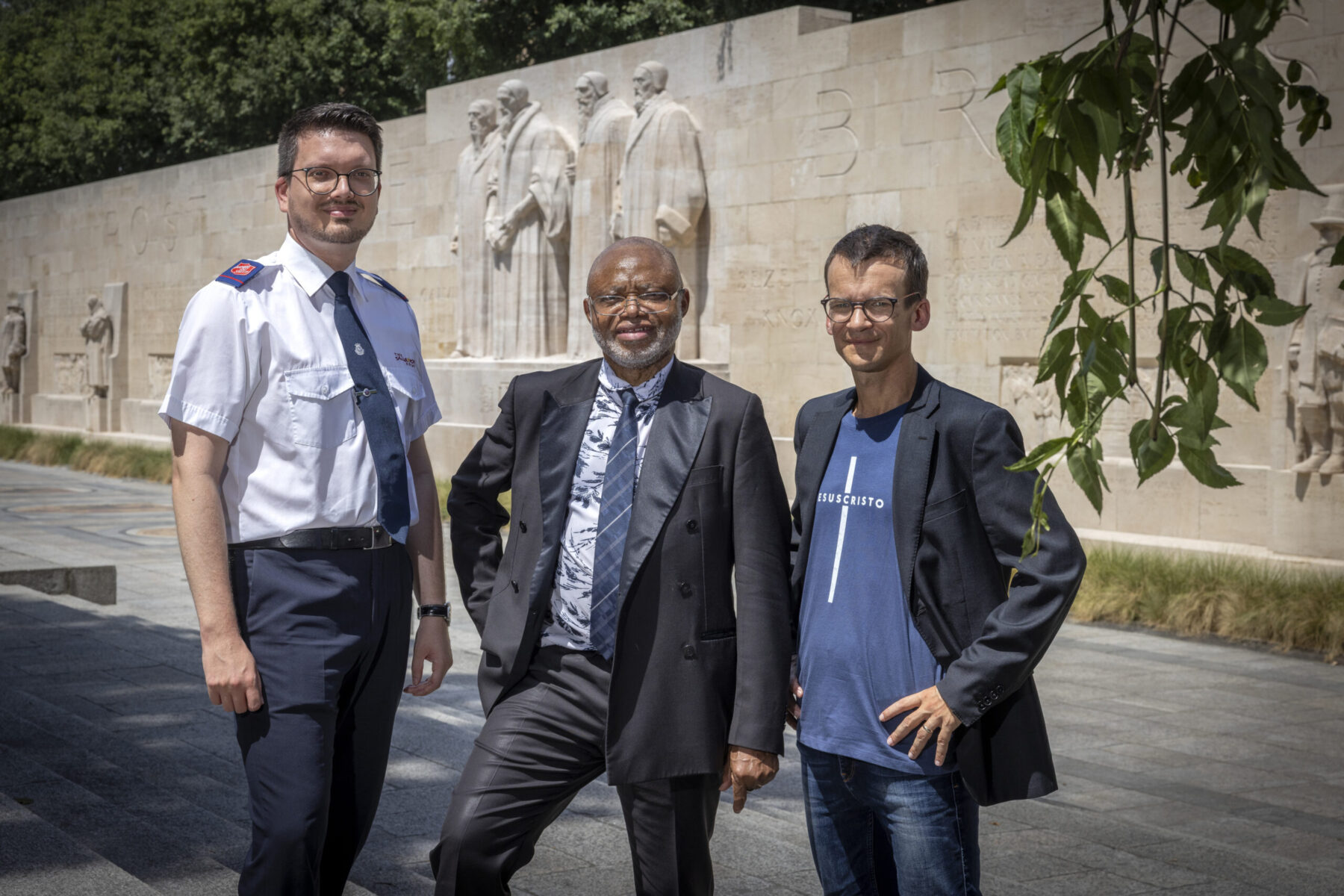 Markus Hofer, Joseph Kabongo et Michael Mutzner devant le Mur des Réformateurs à Genève