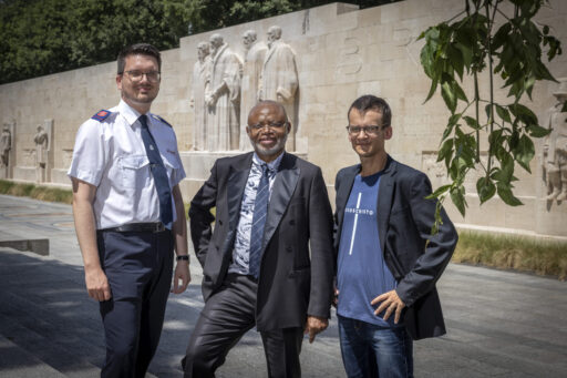 Markus Hofer, Joseph Kabongo et Michael Mutzner devant le Mur des Réformateurs à Genève