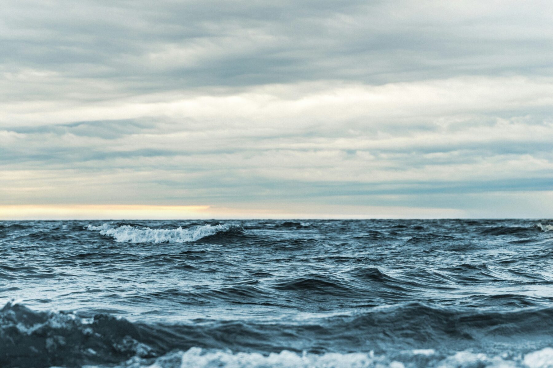 Vagues sur la mer, image évoquant le voyage d'Ulysse