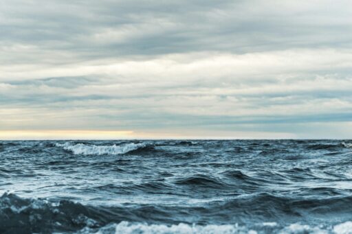 Vagues sur la mer, image évoquant le voyage d'Ulysse
