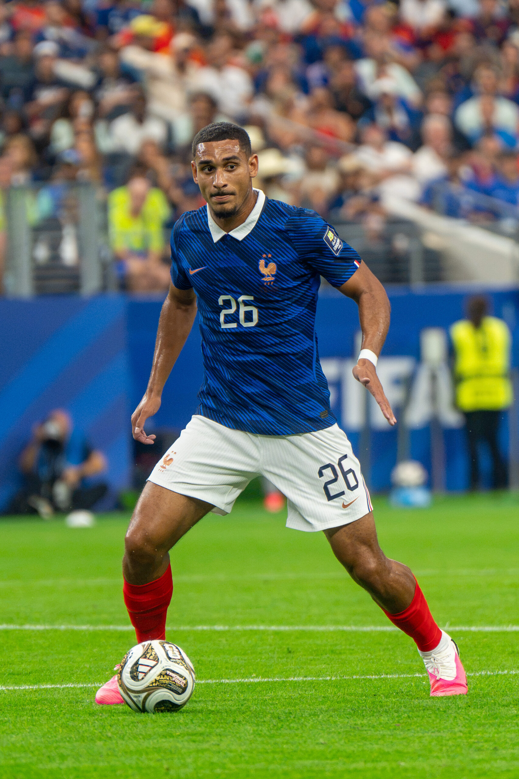 Maxence Lacroix en action lors d'un match avec l'équipe de France