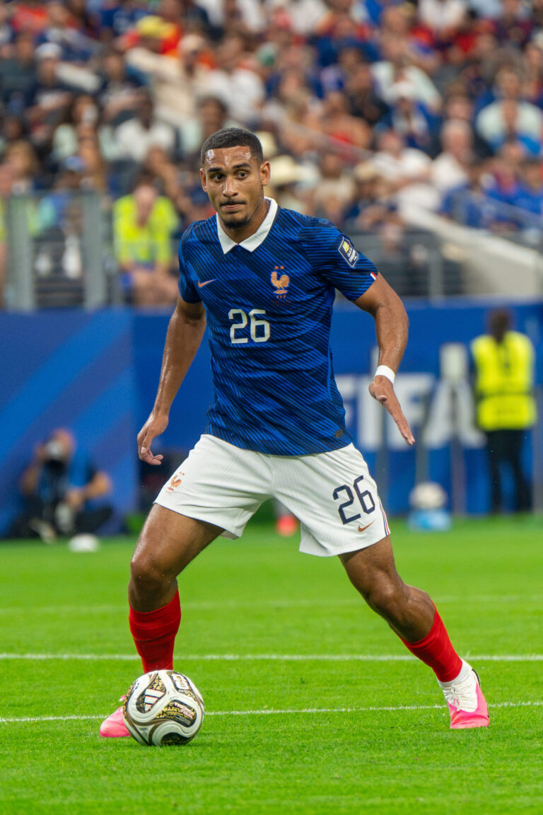 Maxence Lacroix en action lors d'un match avec l'équipe de France