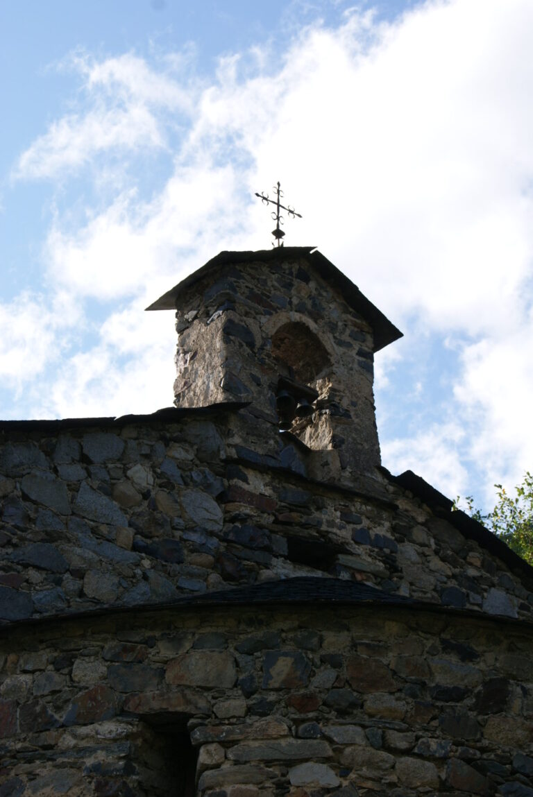Clocher en pierre typique des Pyrénées andorranes