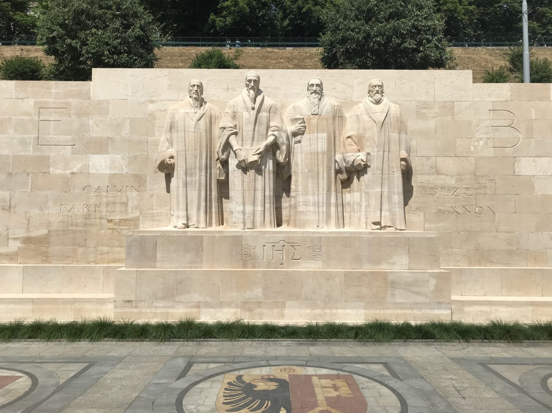 Le Mur des Réformateurs, au parc des Bastions à Genève, avec ses grandes statues de réformateurs sculptées dans la pierre