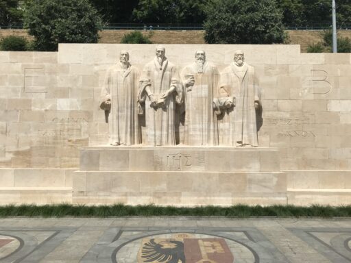 Le Mur des Réformateurs, au parc des Bastions à Genève, avec ses grandes statues de réformateurs sculptées dans la pierre
