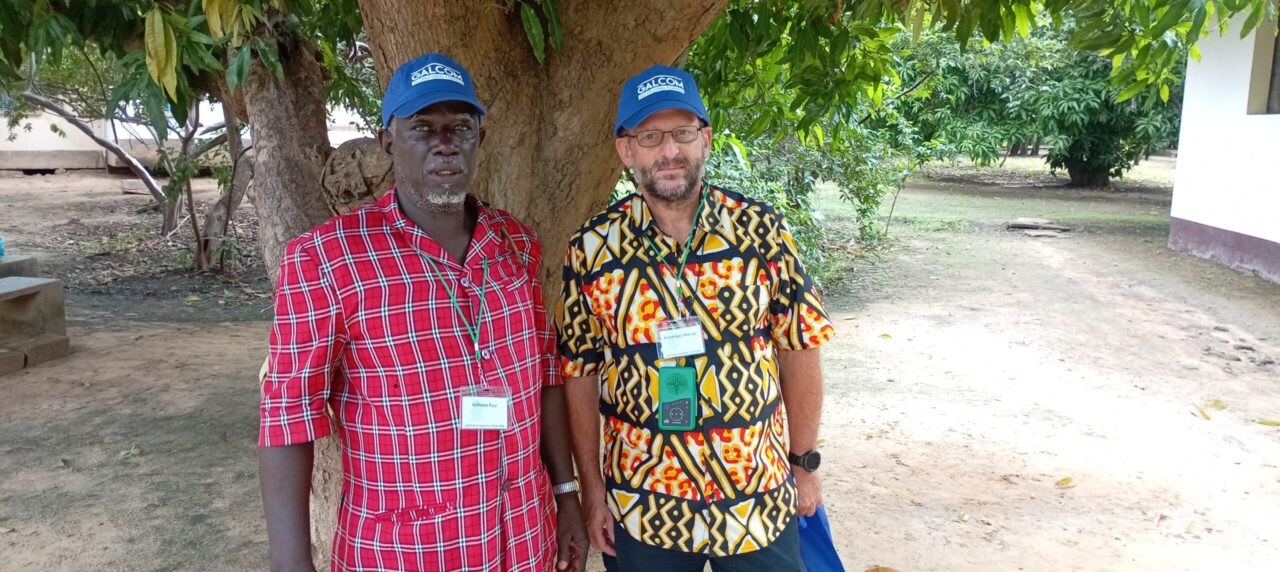 Paul Kodouta et Pierre-Yves Mutrux posent ensemble, avec une casquette bleue de Galcom international