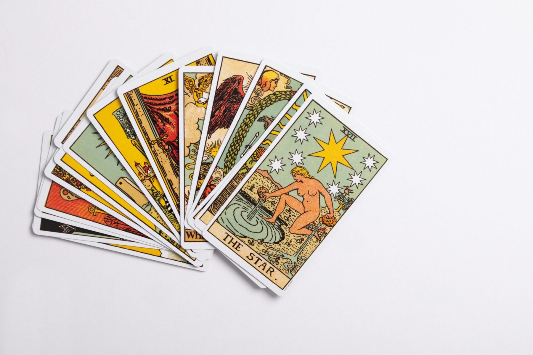 Un jeu de tarot posé sur une table.