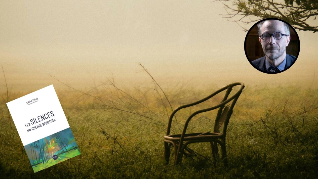 Couverture du livre Les silences, un chemin spirituel. A l'arrière, une chaise vide dans une nature brumeuse symbolisant le silence et le portrait de David Gonzalez.