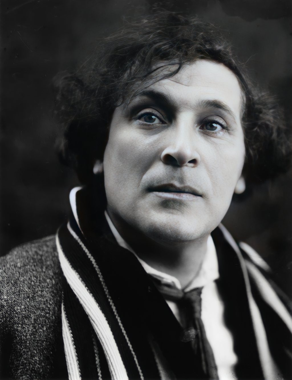 Portrait en noir et blanc du peintre Marc Chagall, jeune, le regard tourné vers le haut