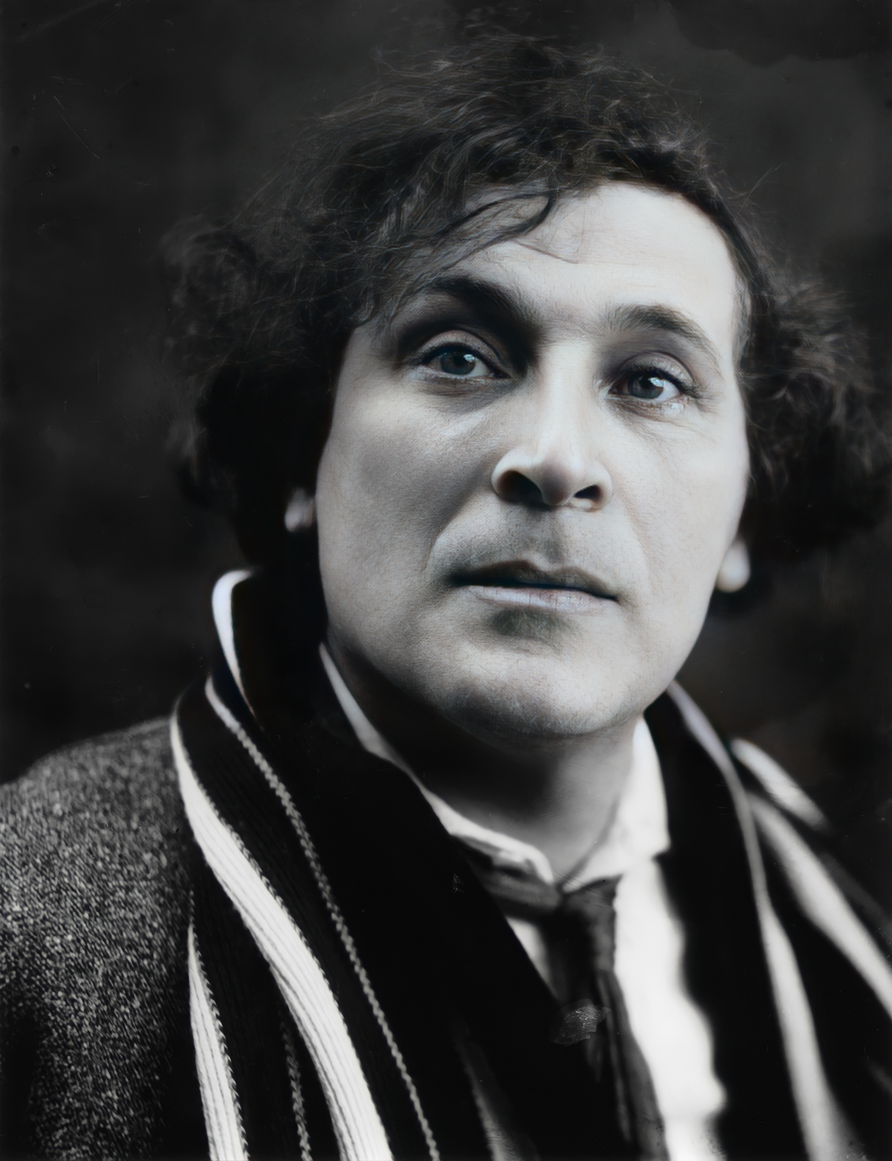 Portrait en noir et blanc du peintre Marc Chagall, jeune, le regard tourné vers le haut