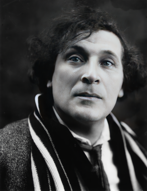 Portrait en noir et blanc du peintre Marc Chagall, jeune, le regard tourné vers le haut