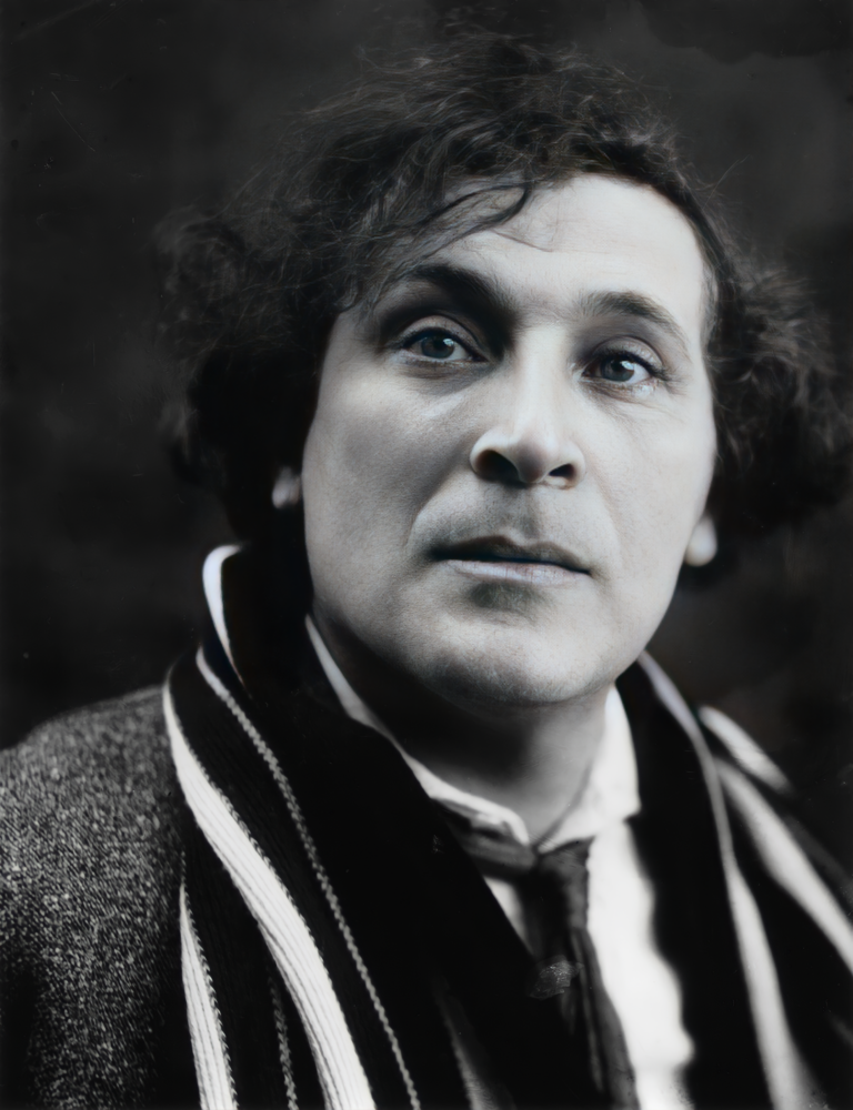 Portrait en noir et blanc du peintre Marc Chagall, jeune, le regard tourné vers le haut
