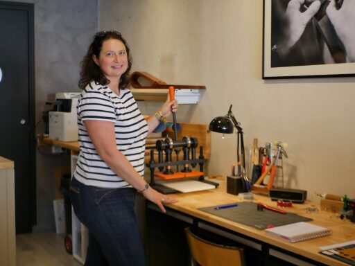 Sandrine dans sa boutique-atelier à Paray-le-Monial.