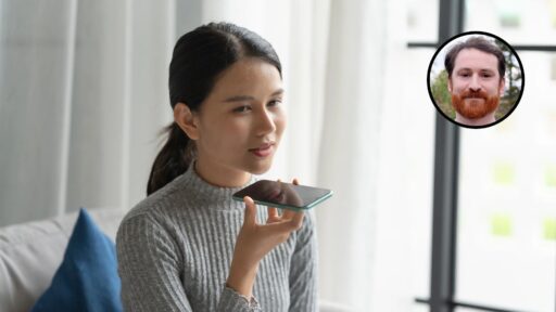 Femme parlant à son téléphone