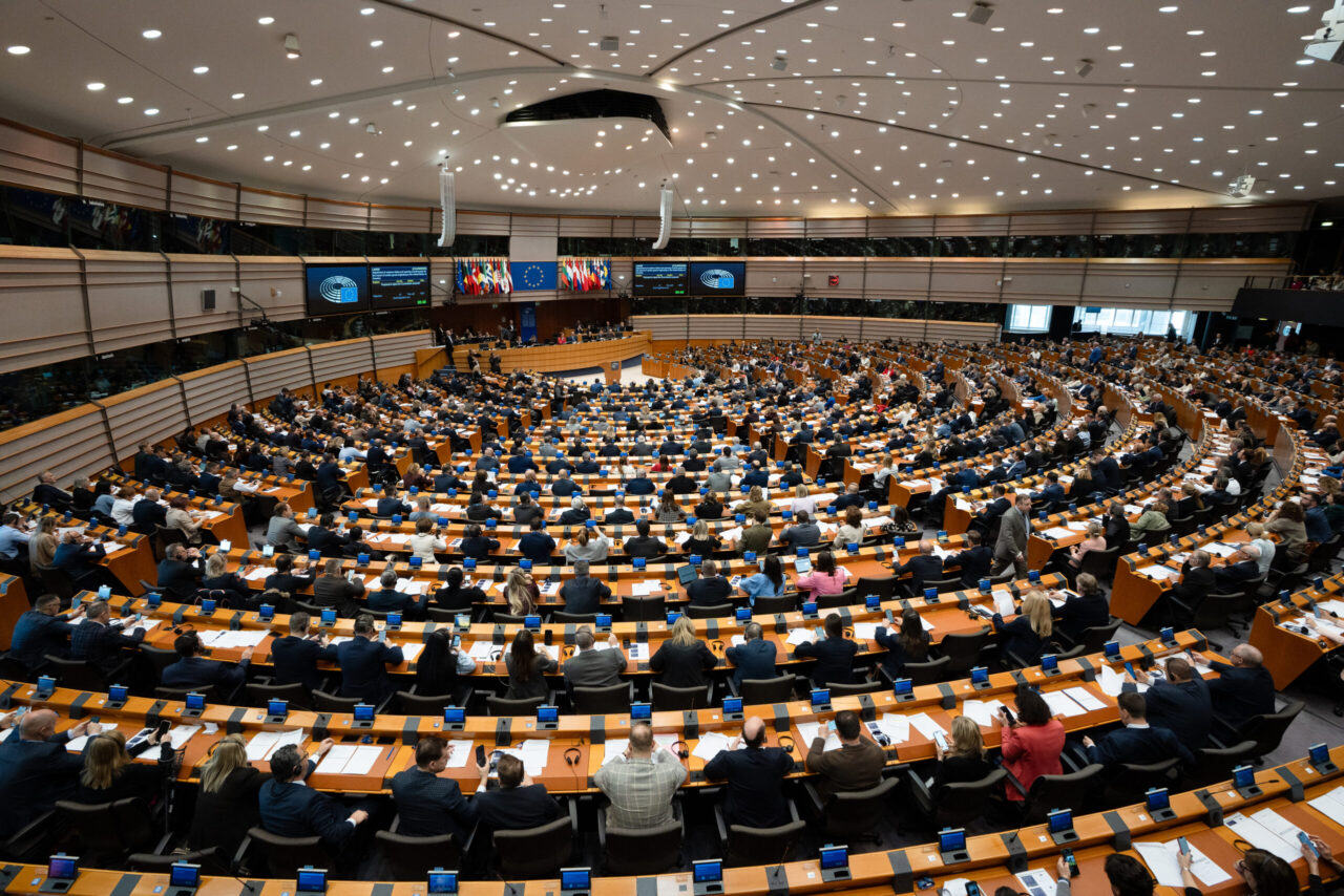 Vue plongeante sur l'hémicycle du Parlement européen pendant une session, sièges occupés