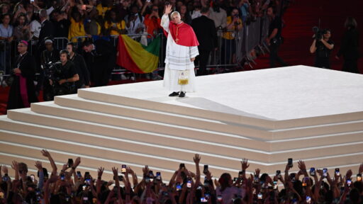 Le pape Léon XIV, en soutane blanche et mozette rouge, salue la foule depuis une estrade au Stade de France