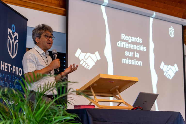 Nirine Jonah, micro en main, s'exprime devant un écran où l'on lit «Regards différenciés sur la mission»