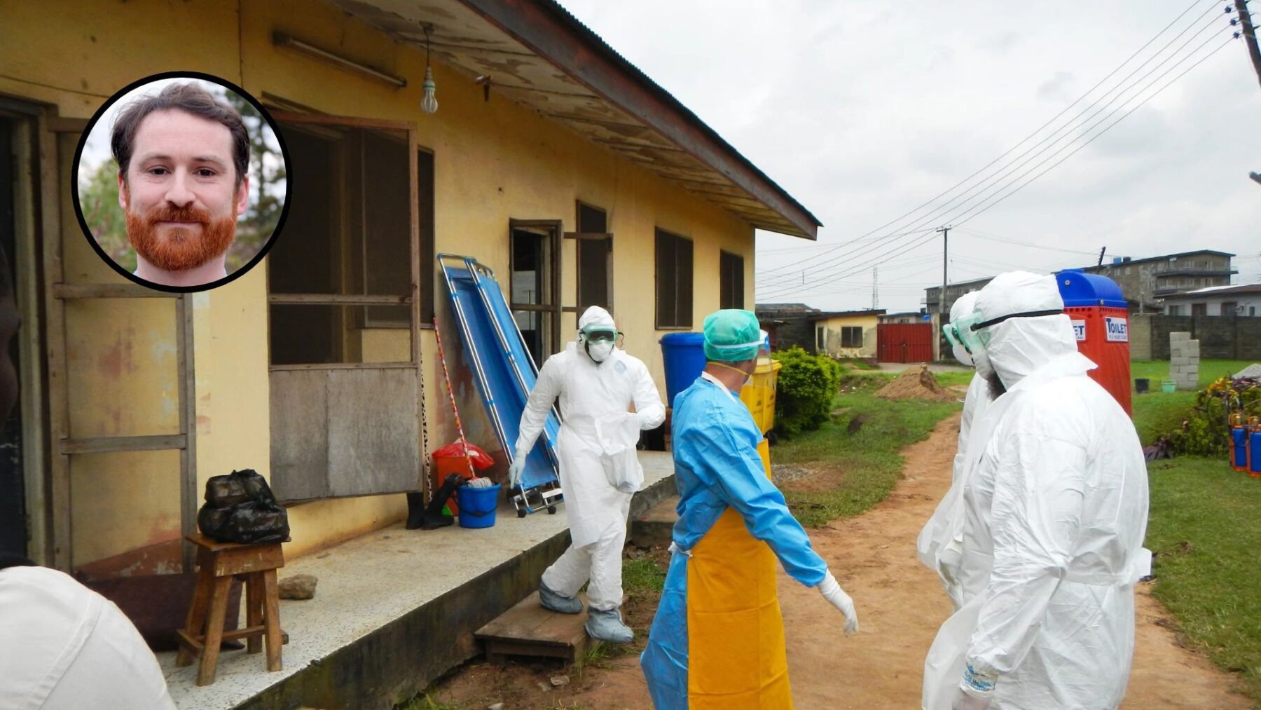 Des agents de l'OMS en équipement de protection intégral s'apprêtent à entrer dans un service d'isolement Ebola
