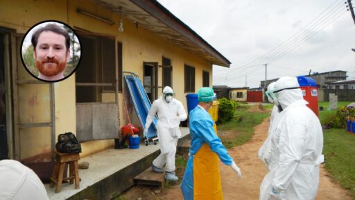 Des agents de l'OMS en équipement de protection intégral s'apprêtent à entrer dans un service d'isolement Ebola